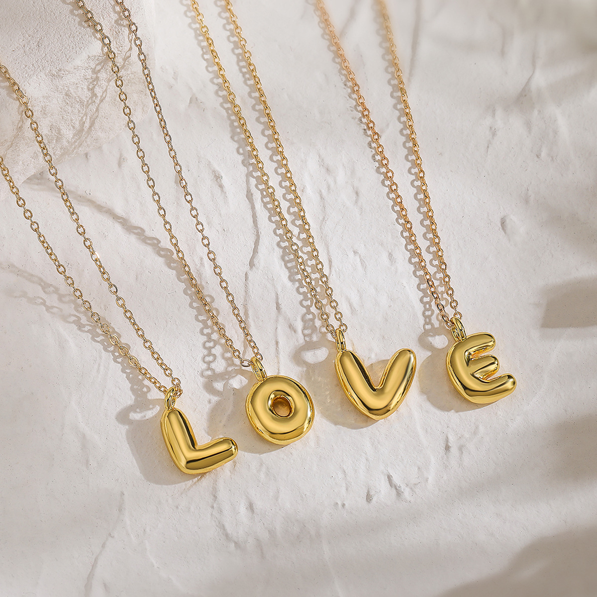 Collar con colgante de 26 letras inglesas, cobre chapado en oro, cadena de clavícula