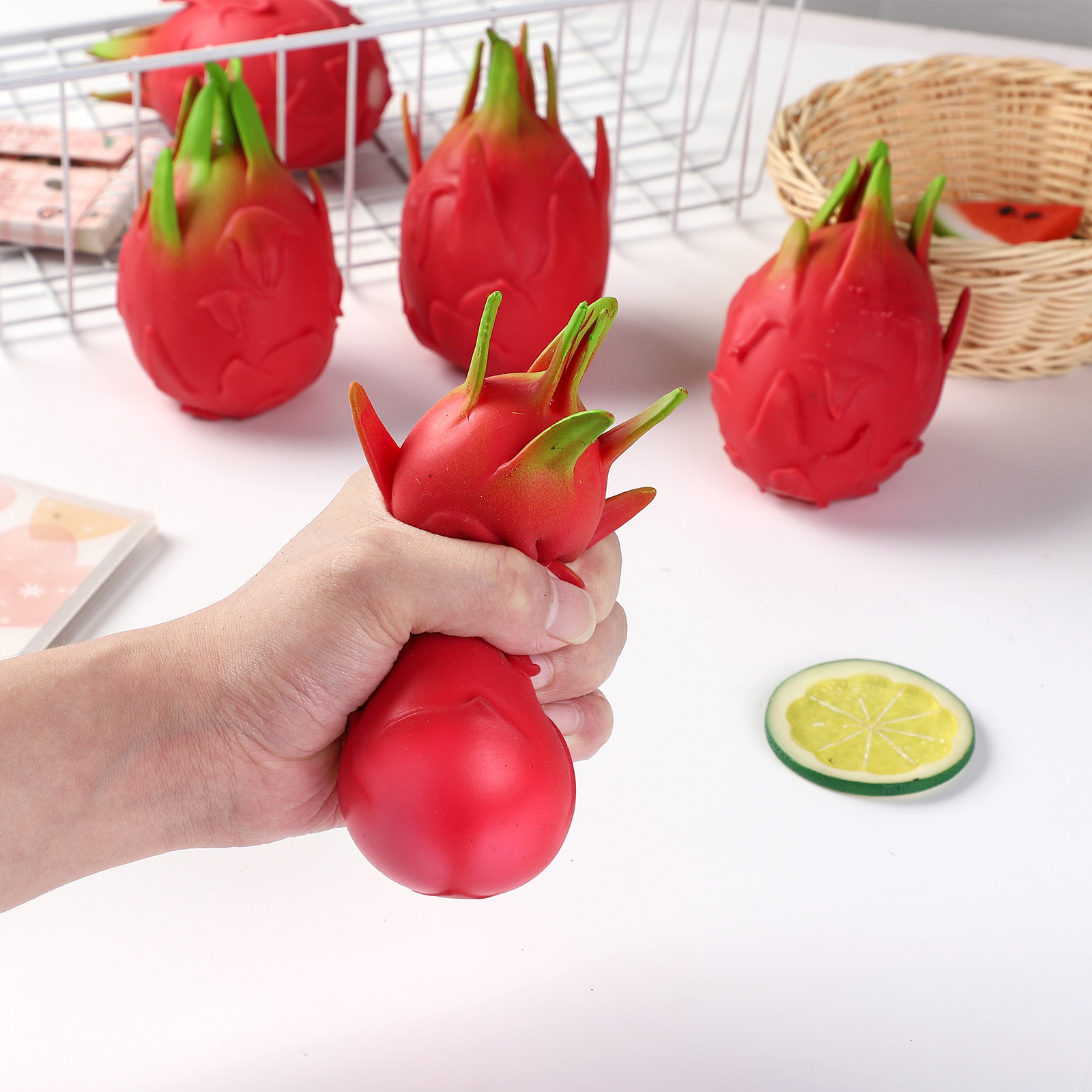 Juguete antiestrés creativo de simulación de fruta del dragón