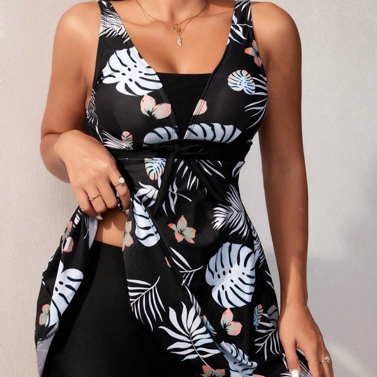 Bikini estampado de dos piezas con tirantes halter y cordones