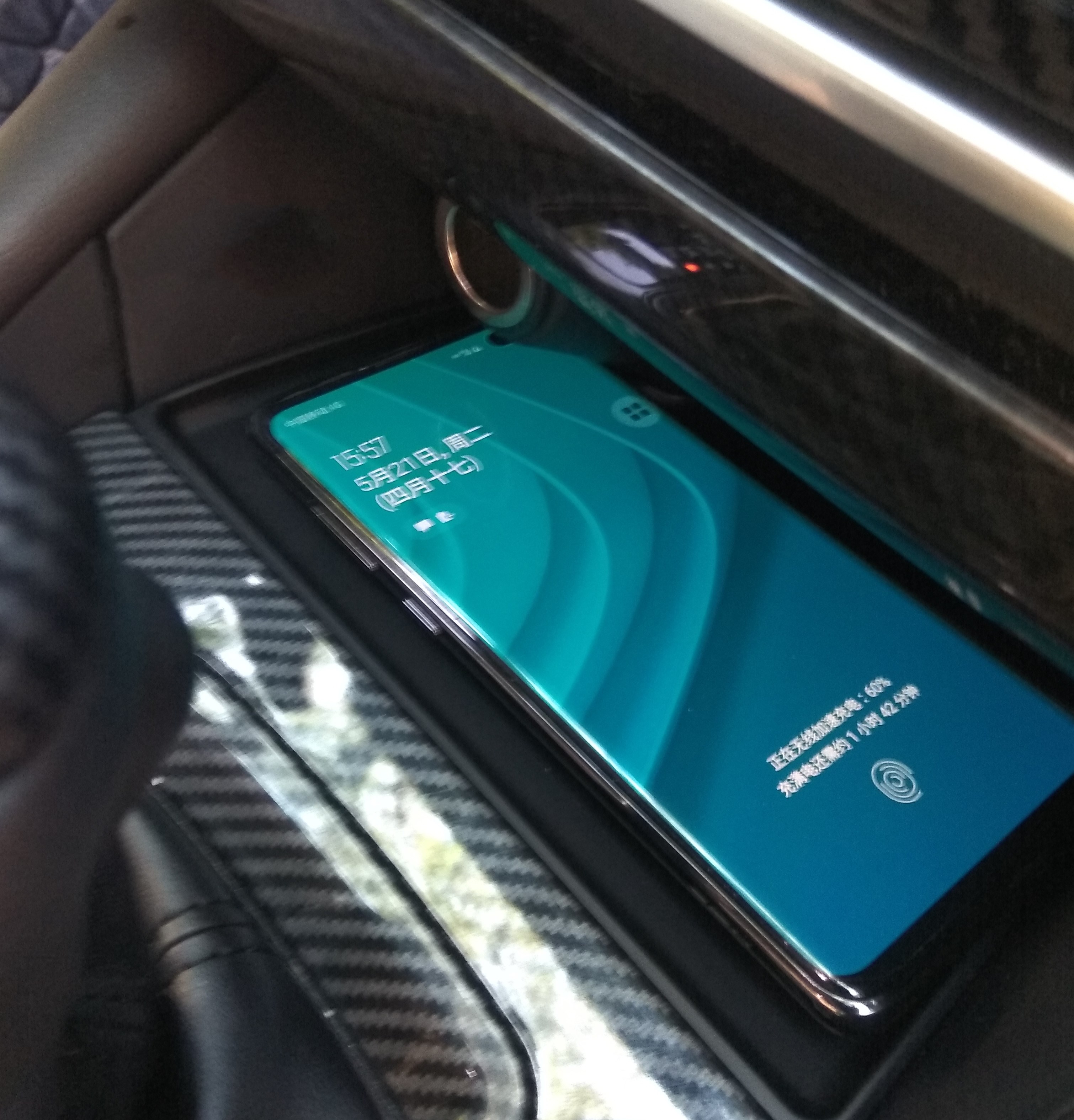 Cargador inalámbrico inteligente para auto