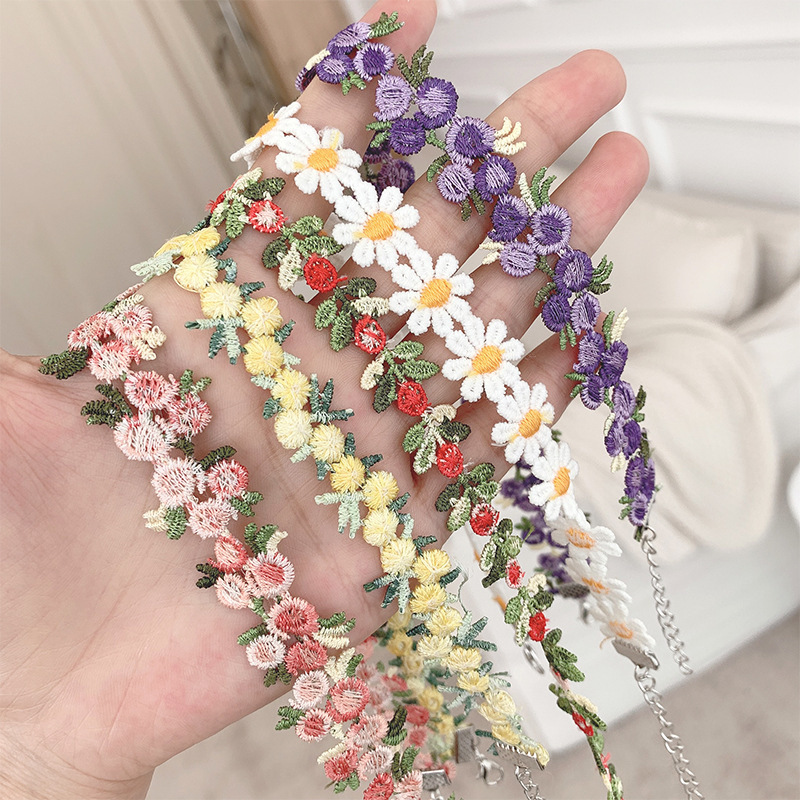 Gargantilla de encaje color melocotón con flor bordada