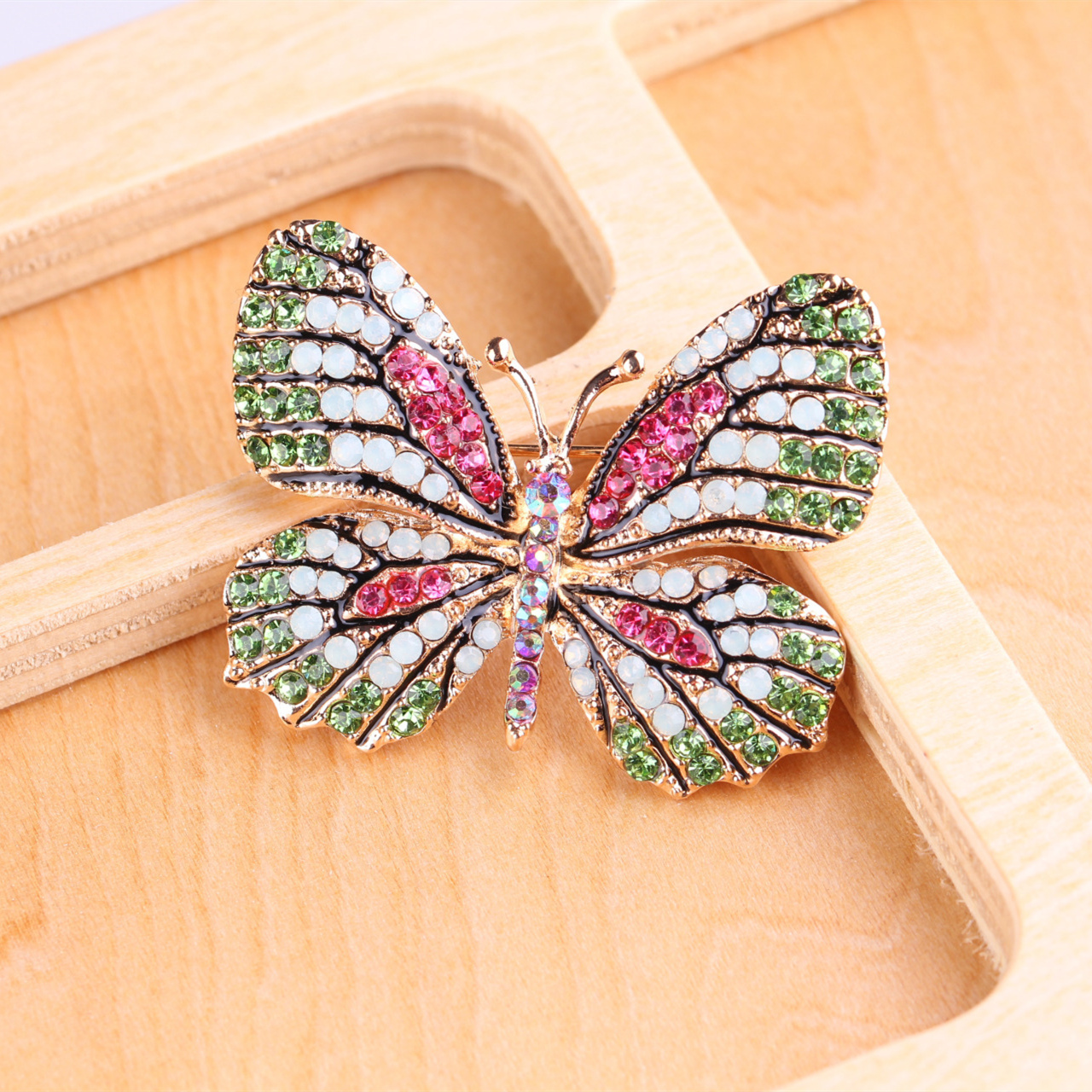 Broche de mariposa con diamantes de imitación para mujer, tonos dorados