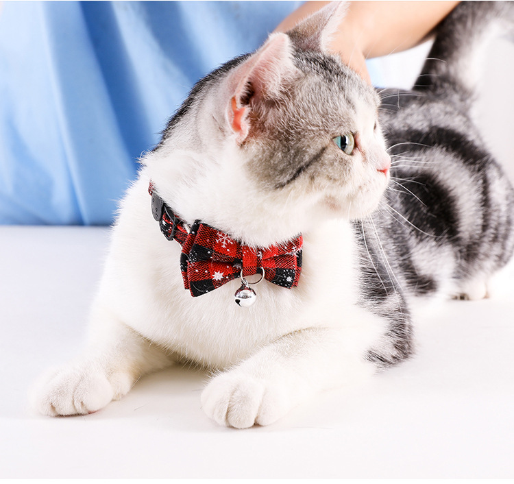 Collar navideño de cuadros con pajarita y cascabel para perros pequeños y gatos