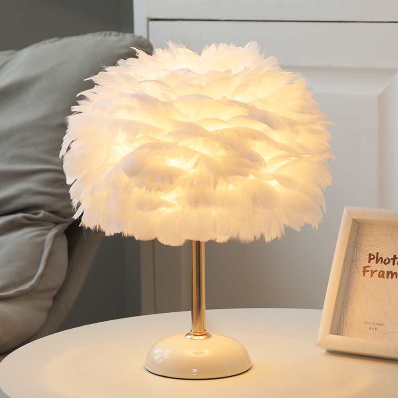 Lámpara de escritorio de cerámica con diseño de plumas para dormitorio