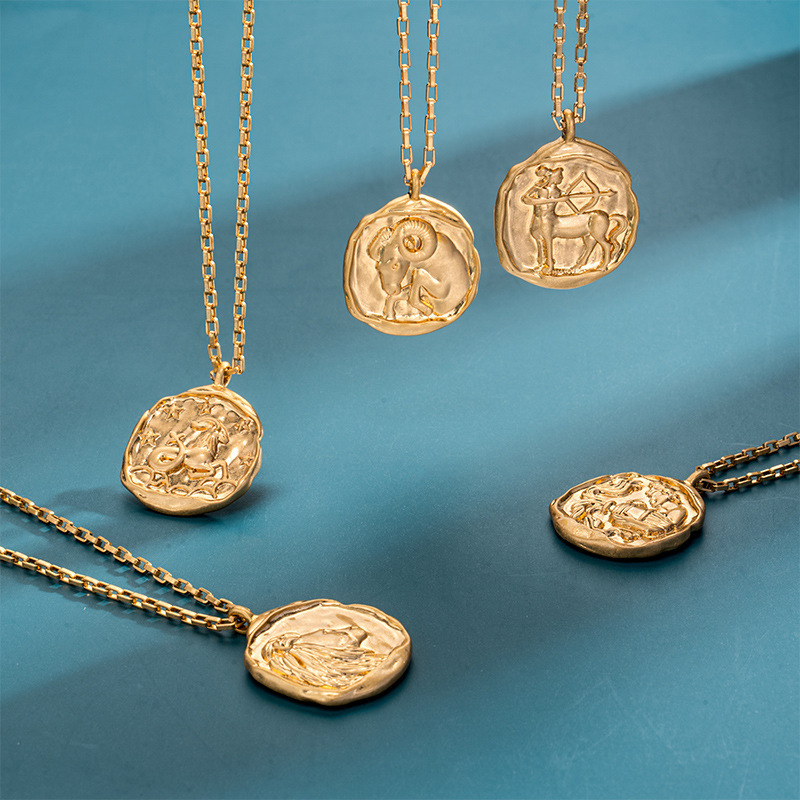 Collar con colgante ovalado zodiacal de titanio 18k chapado al vacío