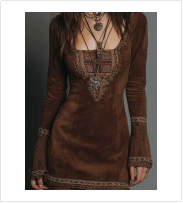 Vestido corto de mujer con manga larga.