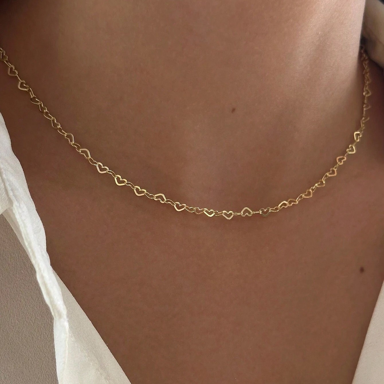 Collar minimalista versátil con forma de corazón