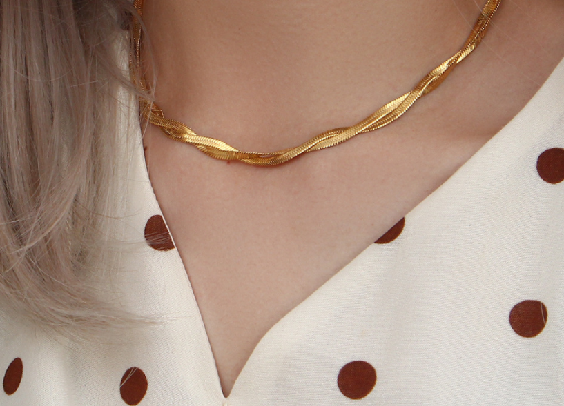Collar de acero de titanio chapado en oro 18K con diseño de espina de pescado