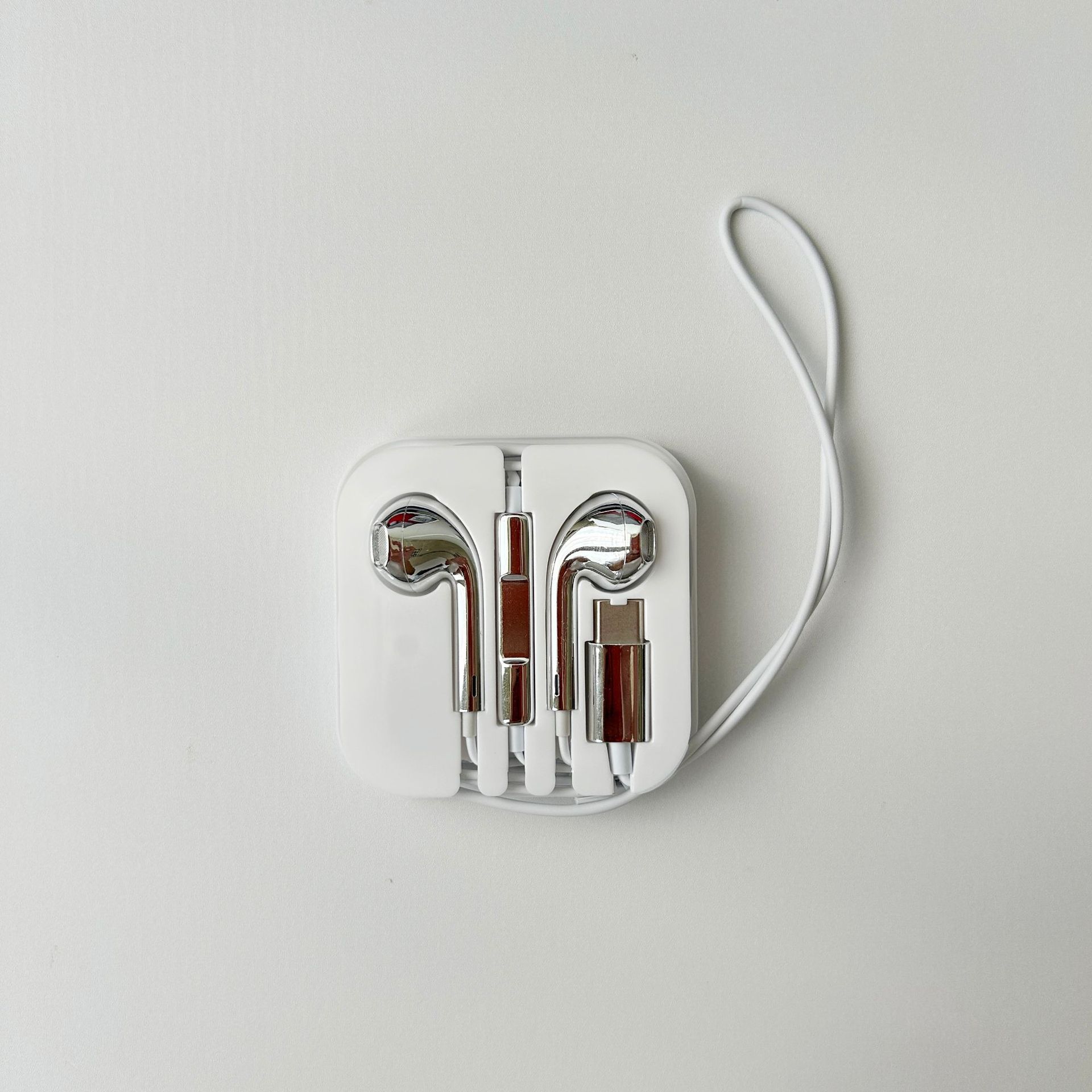 Auriculares intrauditivos galvanizados con micrófono y controles en línea