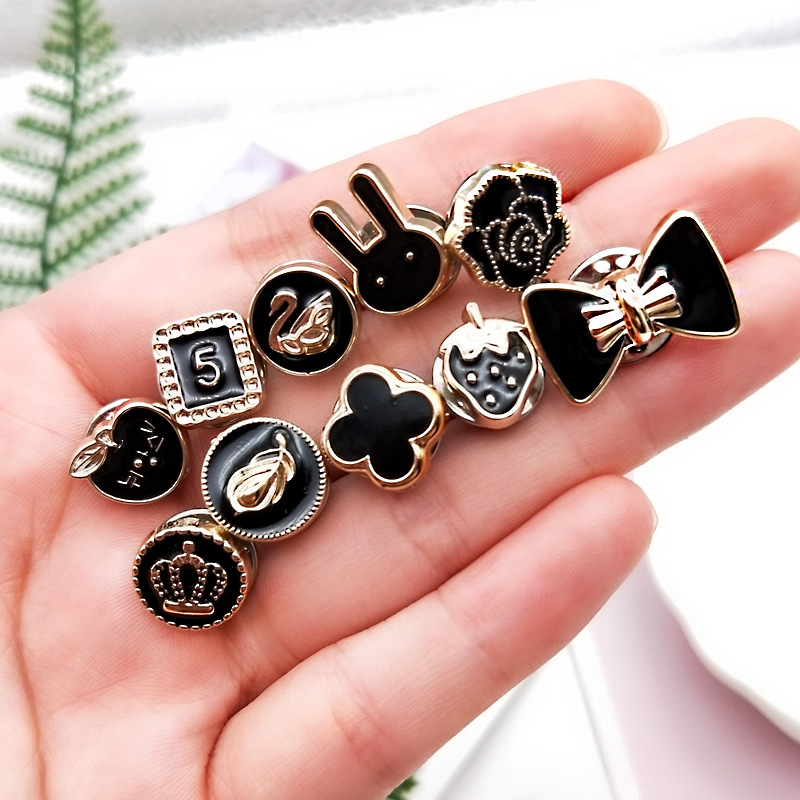 Broche decorativo de metal con diamantes, tipo hebilla